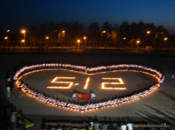 裝飾藝術系舉辦5.12情系四川“為生者祈福、為逝者哀悼”活動