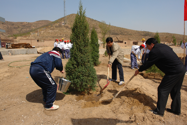 學院師生植樹綠化美化校園