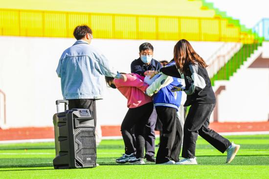 黨委書記馮印濤參加所聯系班級文體活動