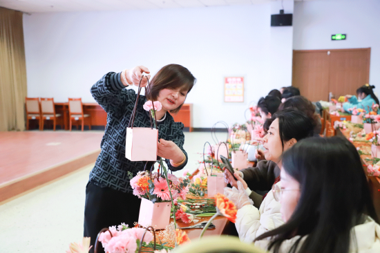 學院工會舉辦喜迎“三八”國際婦女節插花活動