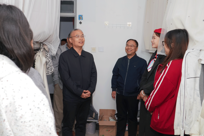 院長王立軍檢查指導學生工作