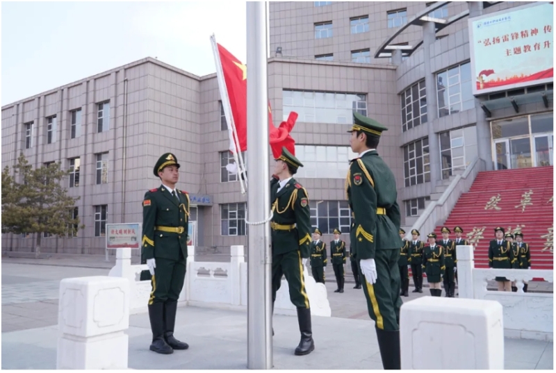 我院舉行“弘揚雷鋒精神，傳播志愿薪火”主題教育升旗儀式