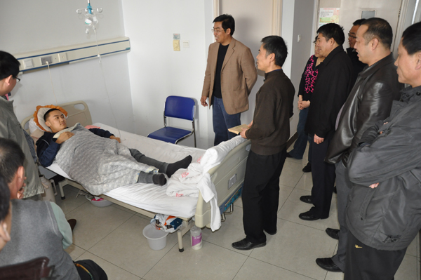學院領導前去醫院探望重病學生