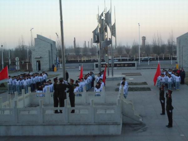 我院團委舉行“獻禮十八大”升國旗儀式