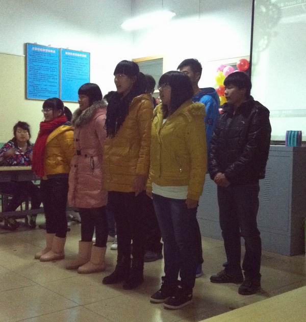 應用外語系與汽車工程系英語特色班舉行圣誕聯(lián)歡會