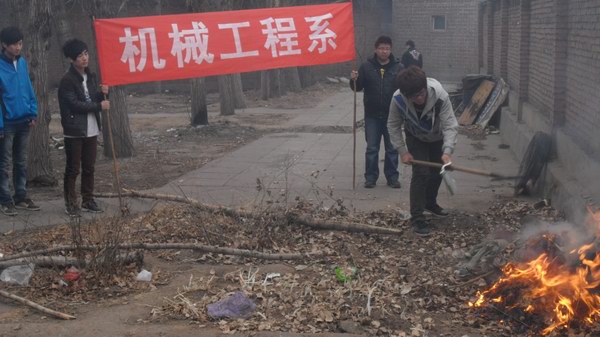 機械工程系組織團員青年扎實開展學(xué)雷鋒活動
