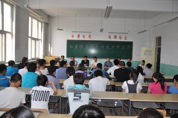 副院長(zhǎng)韓致愛(ài)深入了解信息工程系學(xué)生情況