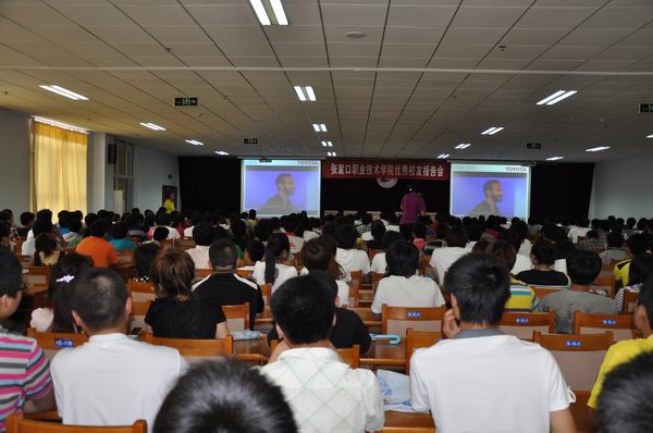 我院邀請校友常翰林為同學們作勵志報告