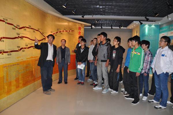 院長王立秋為汽車工程系新生作入學(xué)勵志教育