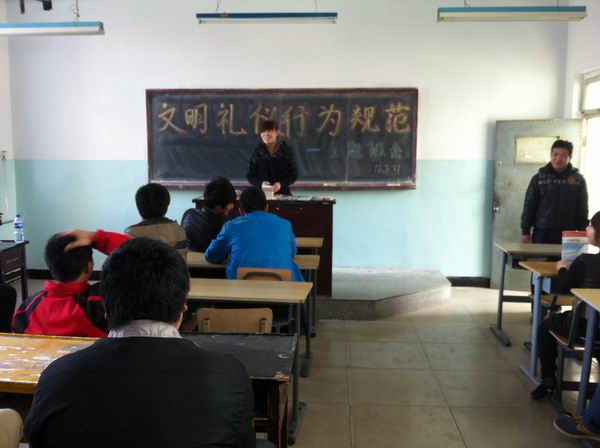 機(jī)械工程系舉辦“文明禮儀、行為規(guī)范”主題班會(huì)