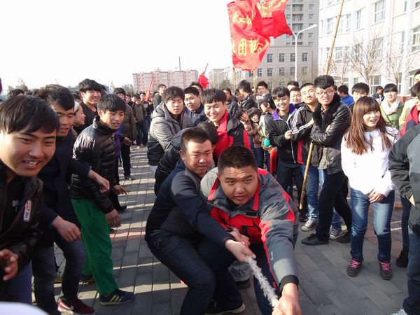 團(tuán)委舉辦“凝聚青春正能量——中國夢”杯拔河比賽