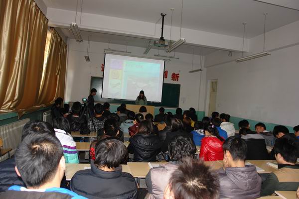 裝飾藝術(shù)系舉辦“安全教育，防患于未然”主題班會