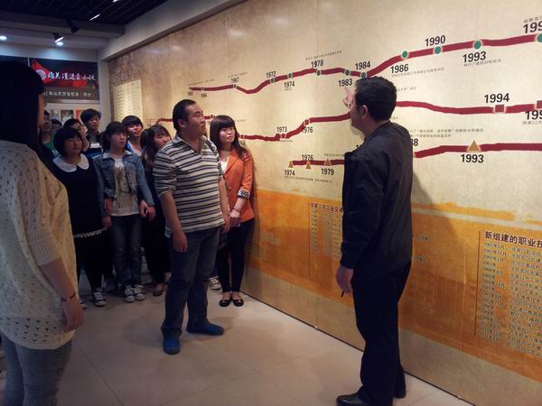 經濟管理系組織學生參觀學習我院校史展