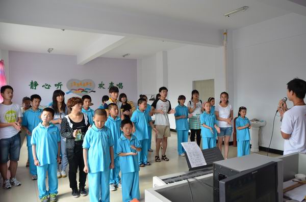 應(yīng)用外語系師生到市特殊教育學校參觀學習