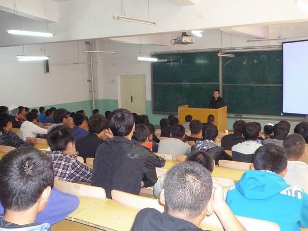 汽車工程系邀請優秀畢業生對新生進行入學教育