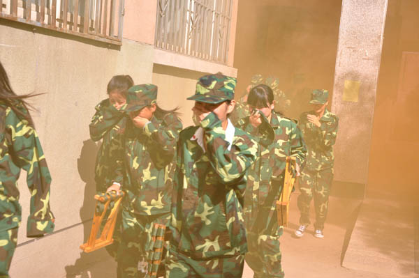 我院組織學生進行火災逃生及滅火演練