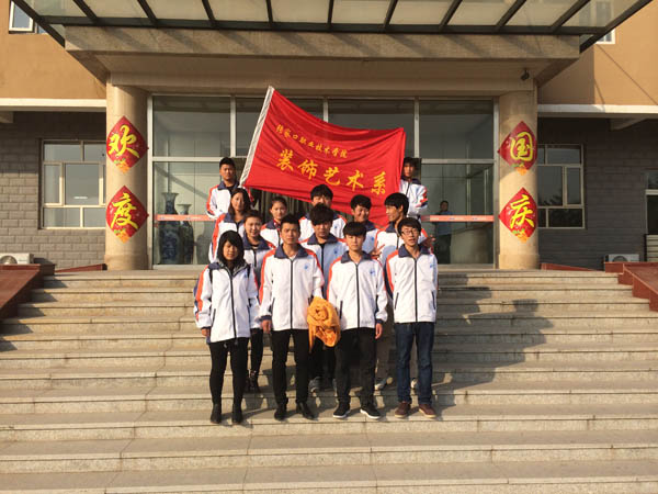 裝飾藝術系學生到春雷敬老院看望老人