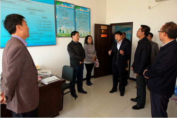 學院領導深入聯系村看望慰問駐村工作組