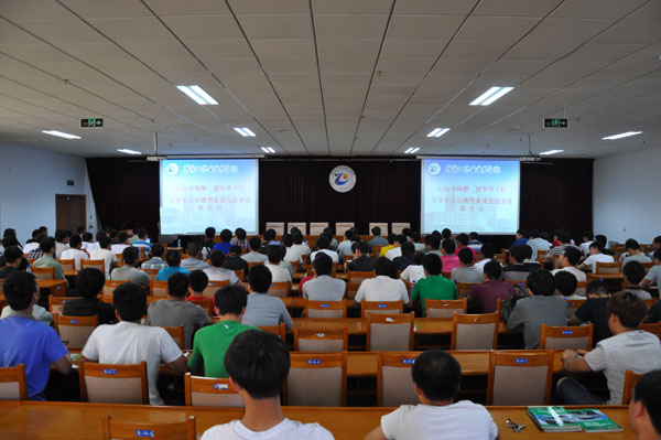 大學(xué)生士兵攜筆從戎先進(jìn)事跡報(bào)告會(huì)在我院舉行