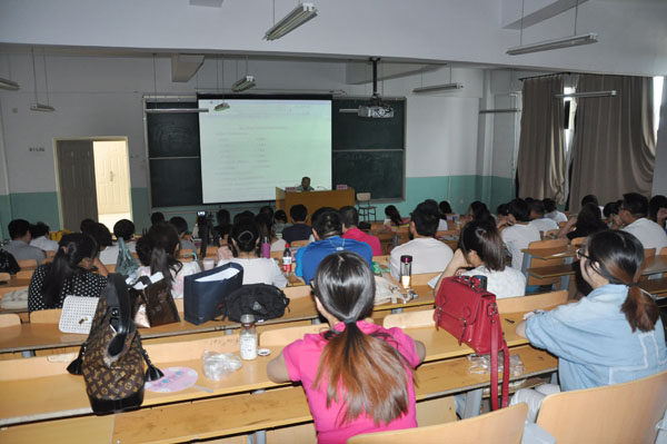 課程標(biāo)準(zhǔn)制定與課堂教學(xué)藝術(shù)—新教師培訓(xùn)系列報(bào)道之三