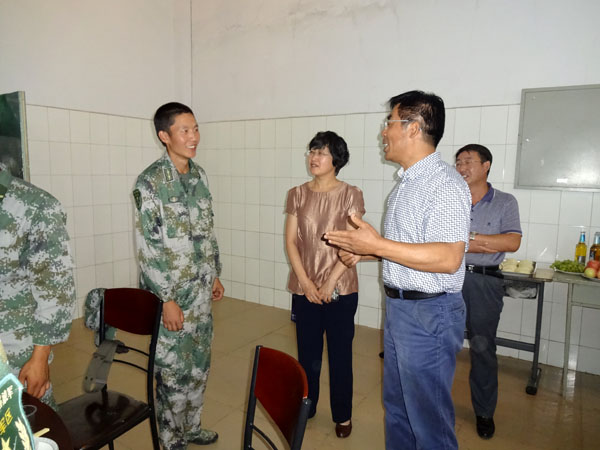 學院領導中秋節看望軍訓官兵和新生輔導員