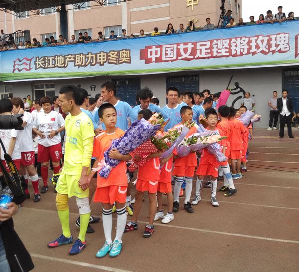 原中國女足鏗鏘玫瑰來我院參加足球邀請(qǐng)賽