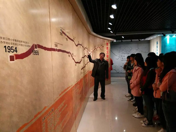 社科部組織學生參觀校史展