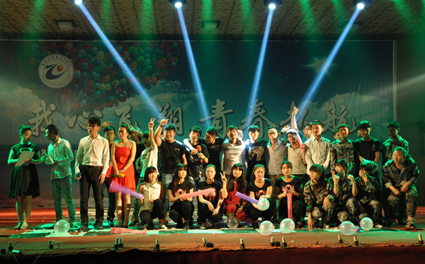 我校隆重舉行歡送2015屆畢業(yè)生文藝晚會(huì)