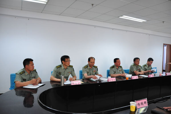 河北省軍區(qū)副政委李建斌少將一行來我院檢查指導(dǎo)大學(xué)生征兵工作
