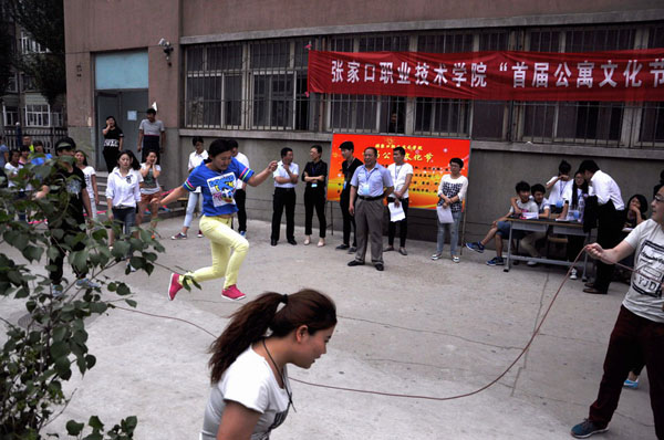 學(xué)院舉辦首屆“公寓文化節(jié)”系列活動(dòng)之趣味跳繩比賽