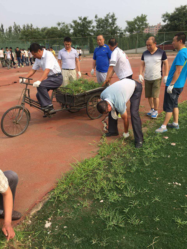 四個黨支部開展義務拔草活動