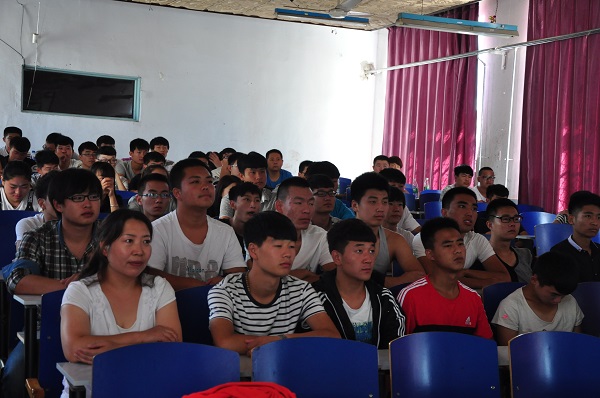 學院組織學生觀看“紀念抗戰勝利暨反法西斯戰爭勝利70周年大閱兵”