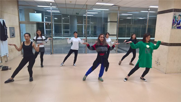 應(yīng)用外語(yǔ)系舉辦“舞動(dòng)青春 追夢(mèng)張職院”新生才藝培訓(xùn)活動(dòng)