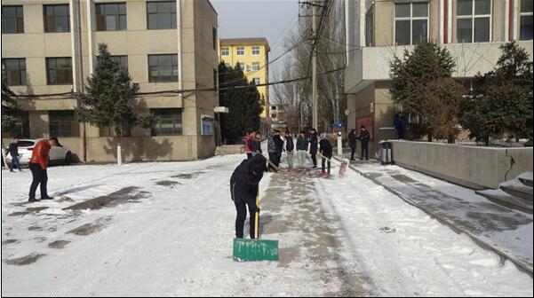 土木工程系志愿者積極行動  清掃校園積雪
