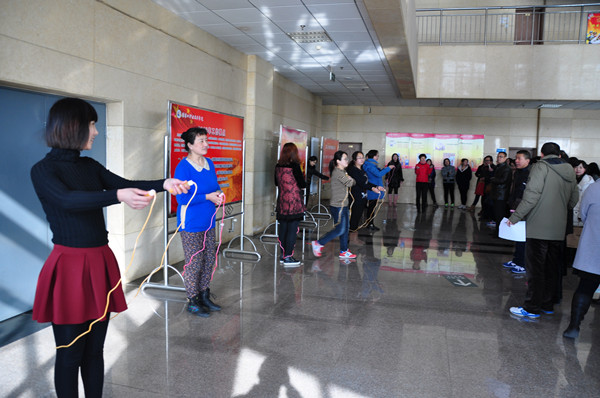 我院開展女教職工跳繩、踢毽子比賽活動