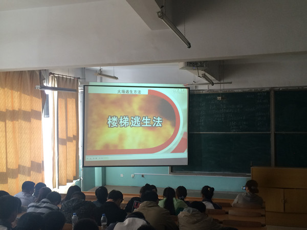 信息工程系組織學生觀看安全教育警示片