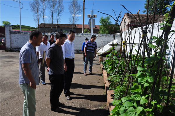 學院黨委書記胡煒帶隊到精準脫貧幫扶村慰問老黨員、特困黨員