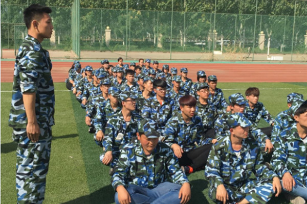 信息工程系軍訓(xùn)團新生向教職工致以節(jié)日問候