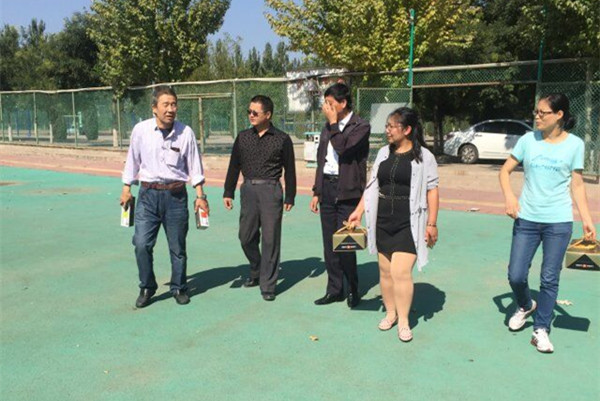 土木工程系領(lǐng)導(dǎo)慰問軍訓(xùn)團教官