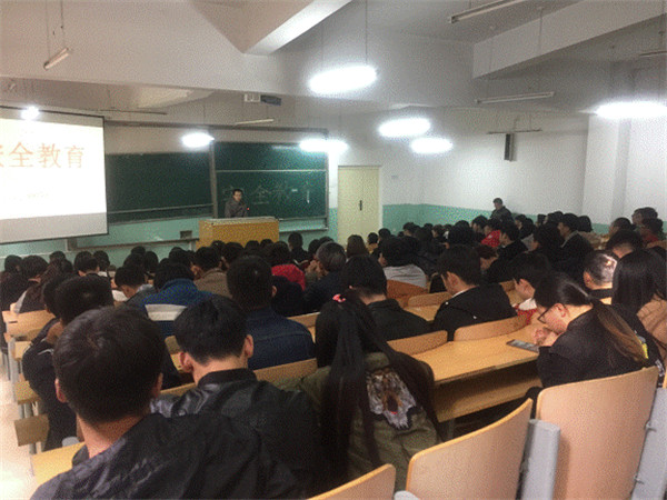 裝飾藝術(shù)系召開學(xué)生安全教育大會(huì)