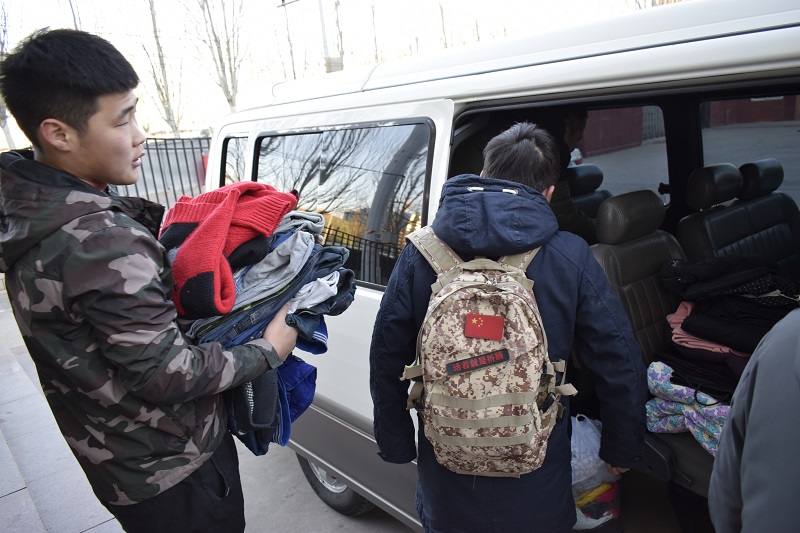 經(jīng)濟(jì)管理系開展“用愛溫暖冬天”愛心捐贈活動