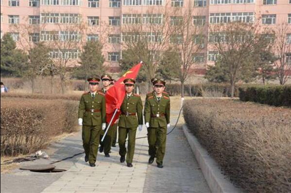 經管系、電氣系、汽車系、機械系共同舉行升國旗儀式