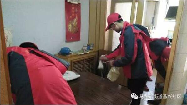 機(jī)械工程系志愿者到社區(qū)送溫暖