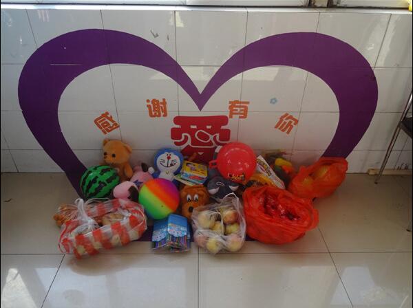 汽車工程系學(xué)雷鋒慰問孤兒院活動(dòng)