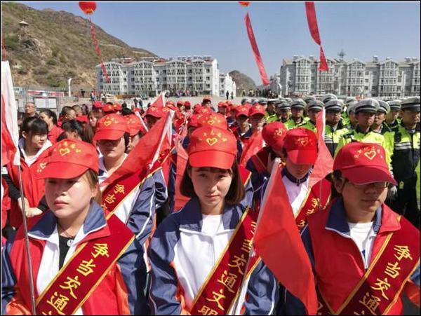 我院大學生志愿者參加“創建文明城市，爭當交通文明先鋒”活動