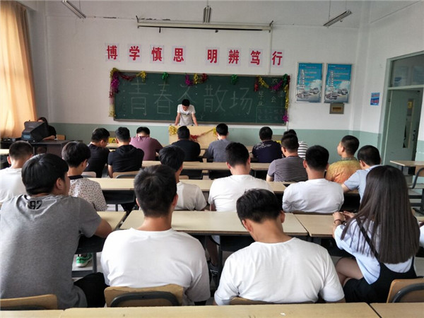 汽車(chē)工程系、電氣工程系為畢業(yè)生舉辦畢業(yè)歡送會(huì)