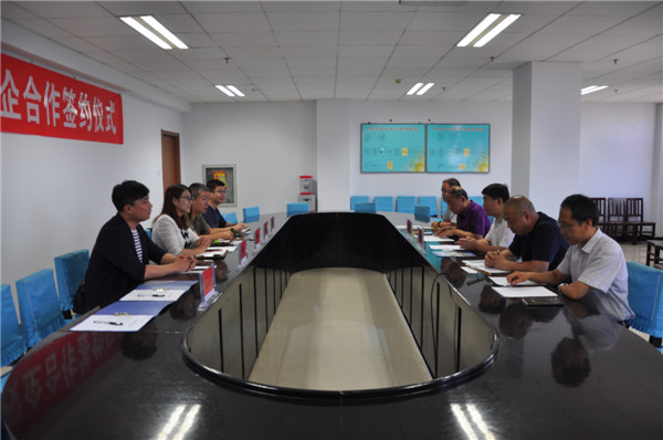 學(xué)院與椅子網(wǎng)簽約校企合作