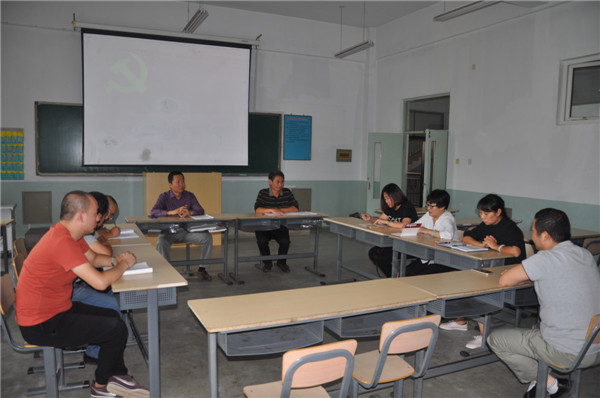 學院黨委書記胡煒參加黨支部組織生活會