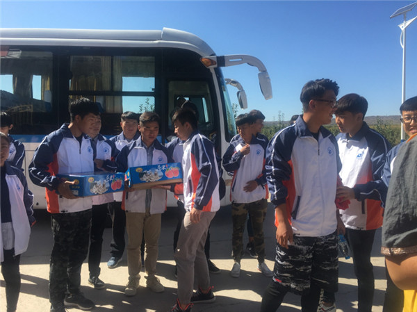 信息系、土木系師生慰問孤寡老人，傳遞愛心正能量