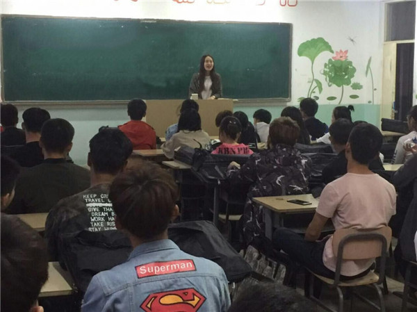 裝飾藝術系舉辦學習《習近平的七年知青歲月》主題班會活動